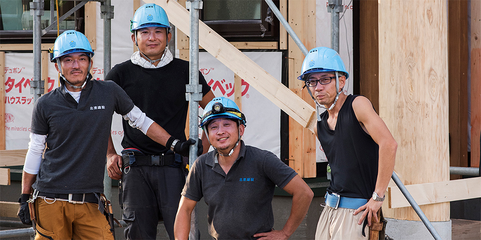 熟練した技術と豊富なノウハウを駆使する北清建設の頼れる大工たち。　左から、村越誠、木村仁、影山佳孝、桑名隆幸